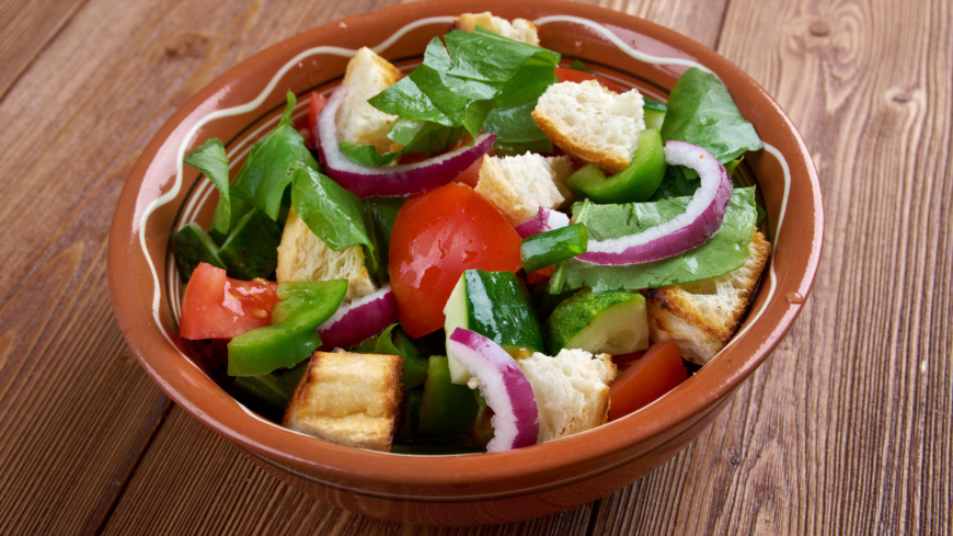 Panzanella – Italiensk brödsallad med bakade bönor och tomater